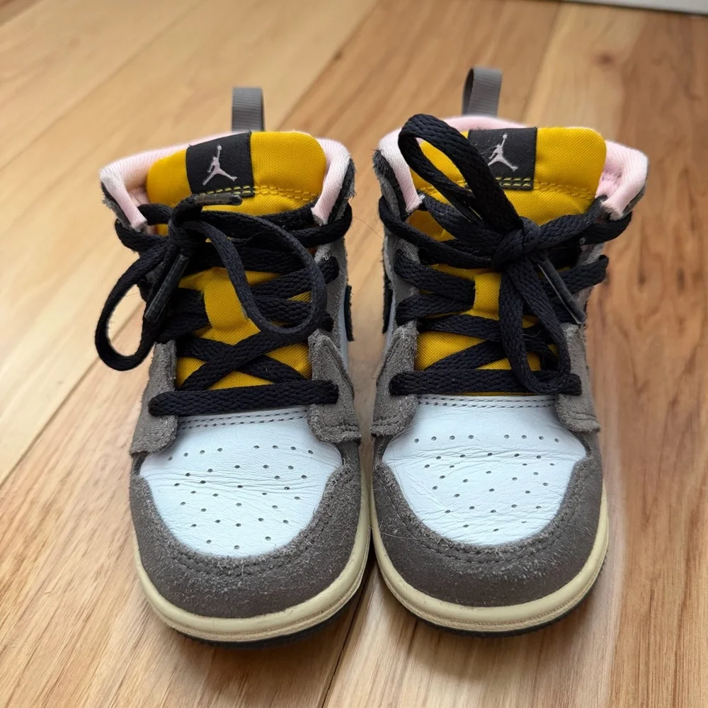 Nike Kids Jordan 1 Mid SE Stylish Sneakers - White, Yellow, and Gray & Pink
